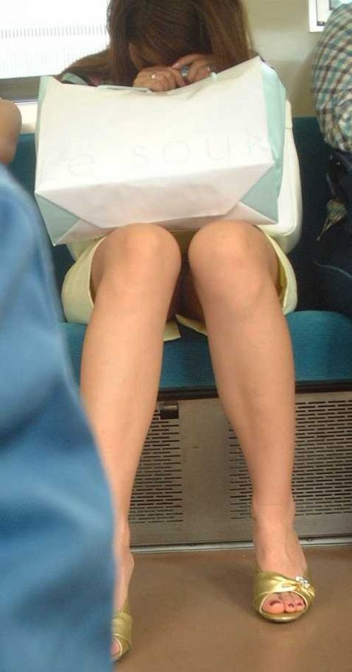 電車で対面に座ってる女性のパンティやムチムチ太もも盗撮画像 37枚 No.4