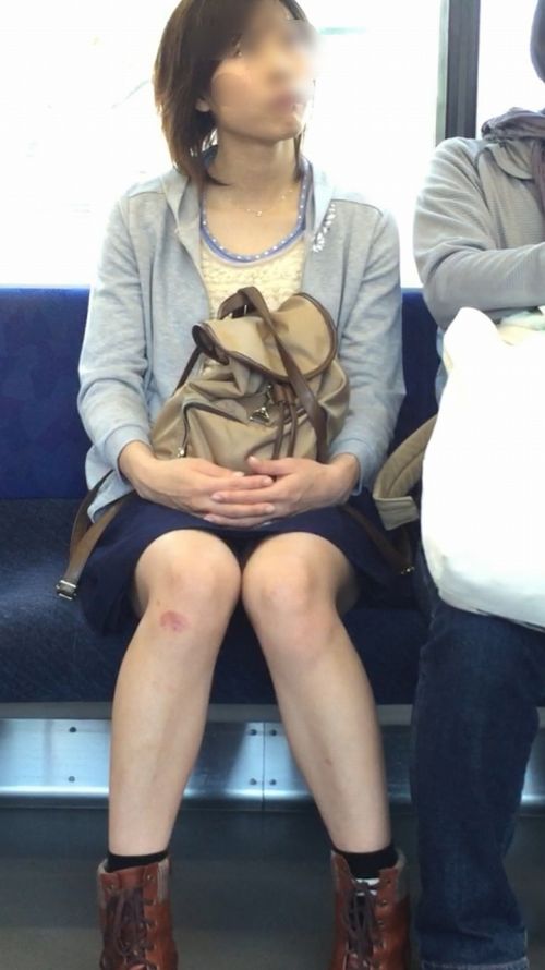 電車で対面に座ってる女性のパンティやムチムチ太もも盗撮画像 37枚 No.9
