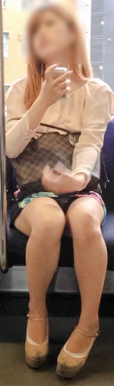 電車で対面に座ってる女性のパンティやムチムチ太もも盗撮画像 37枚 No.17
