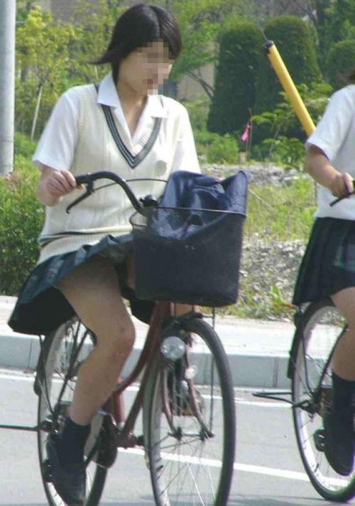 【画像】自転車通学中に強風でパンモロしちゃうミニスカJK達www 35枚 No.11