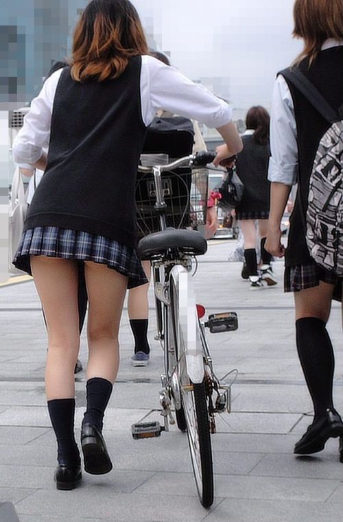 【画像】自転車通学中に強風でパンモロしちゃうミニスカJK達www 35枚 No.26
