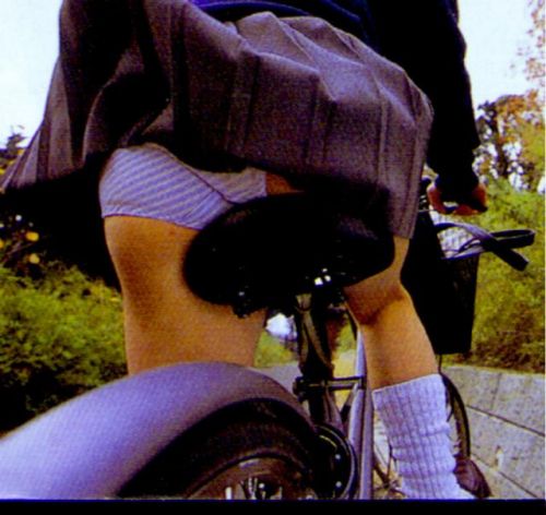 【画像】自転車通学中に強風でパンモロしちゃうミニスカJK達www 35枚 No.28