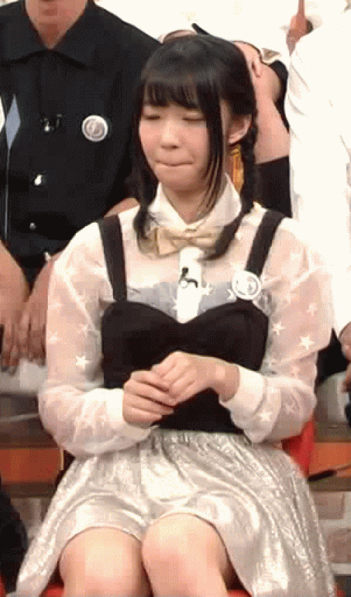 【放送事故GIF画像】アイドルのハプニングパンチラがエロ過ぎwww 39枚 No.10