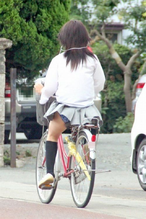 自転車通学中JKのお尻から見えちゃうパンチラを厳選したエロ画像 38枚 No.27
