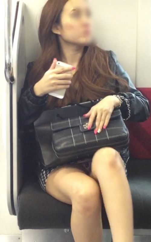 電車内で美脚を見せつけるミニスカ生脚ギャル限定盗撮エロ画像 31枚 No.10