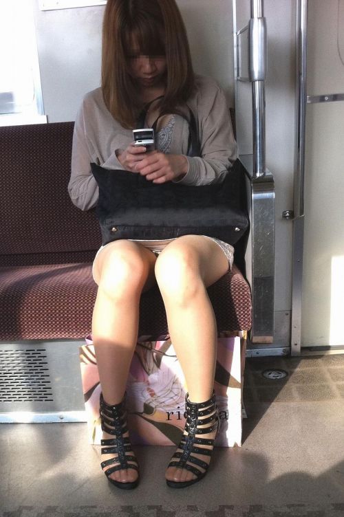 電車内で美脚を見せつけるミニスカ生脚ギャル限定盗撮エロ画像 31枚 No.12
