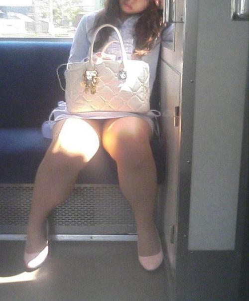 電車内で美脚を見せつけるミニスカ生脚ギャル限定盗撮エロ画像 31枚 No.16