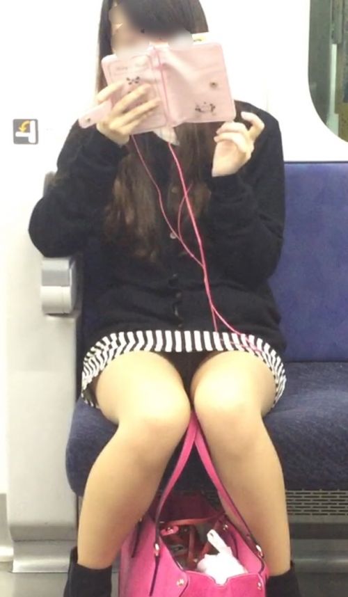 電車内で美脚を見せつけるミニスカ生脚ギャル限定盗撮エロ画像 31枚 No.27