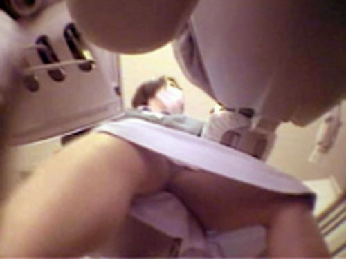 仕事中の歯科衛生士の座りパンチラや逆さ撮り盗撮したエロ画像 32枚 No.16