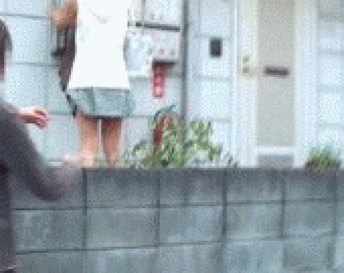 【GIF画像】イタズラで女の子のスカートめくったらノーパンだったwww 37枚 No.2