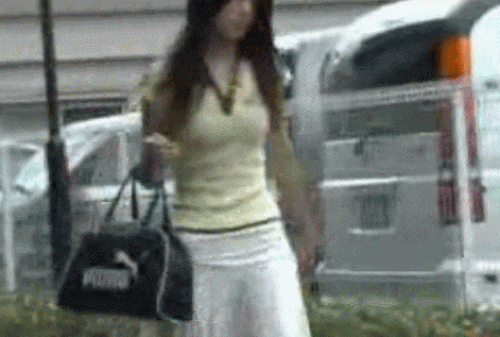 【GIF画像】イタズラで女の子のスカートめくったらノーパンだったwww 37枚 No.3