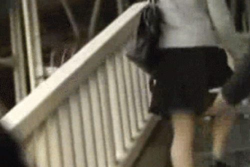 【GIF画像】イタズラで女の子のスカートめくったらノーパンだったwww 37枚 No.4
