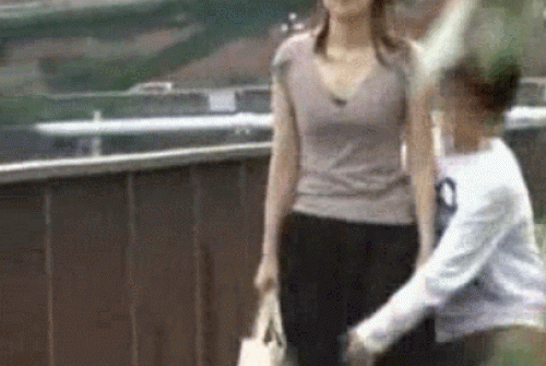 【GIF画像】イタズラで女の子のスカートめくったらノーパンだったwww 37枚 No.10