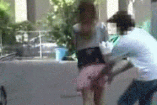 【GIF画像】イタズラで女の子のスカートめくったらノーパンだったwww 37枚 No.11