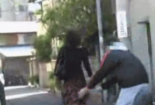 【GIF画像】イタズラで女の子のスカートめくったらノーパンだったwww 37枚 No.13