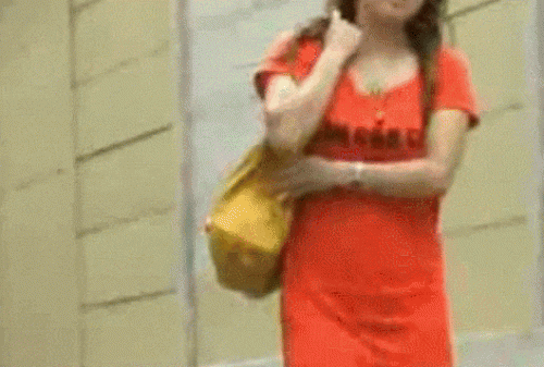 【GIF画像】イタズラで女の子のスカートめくったらノーパンだったwww 37枚 No.18