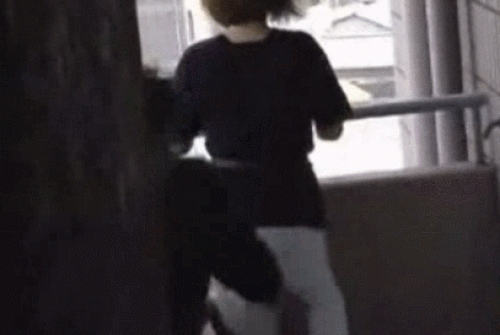【GIF画像】イタズラで女の子のスカートめくったらノーパンだったwww 37枚 No.31