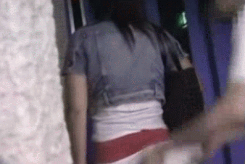 【GIF画像】イタズラで女の子のスカートめくったらノーパンだったwww 37枚 No.32