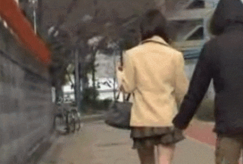 【GIF画像】イタズラで女の子のスカートめくったらノーパンだったwww 37枚 No.33