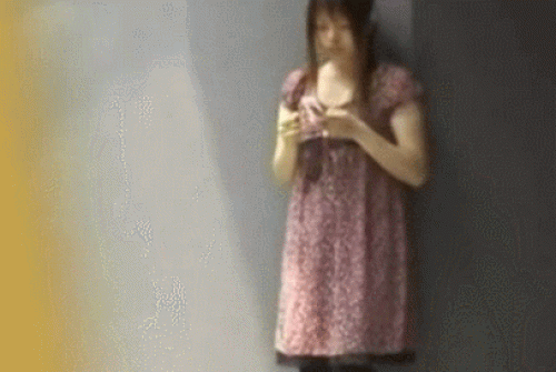 【GIF画像】イタズラで女の子のスカートめくったらノーパンだったwww 37枚 No.34