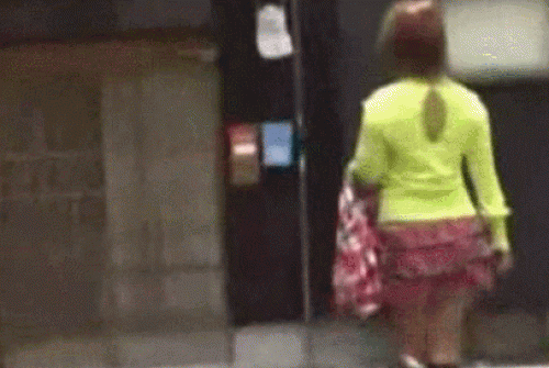 【GIF画像】イタズラで女の子のスカートめくったらノーパンだったwww 37枚 No.36