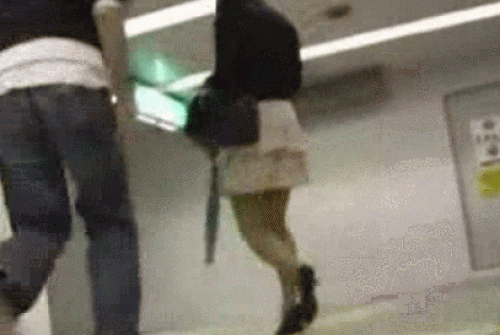 【GIF画像】イタズラで女の子のスカートめくったらノーパンだったwww 37枚 No.37