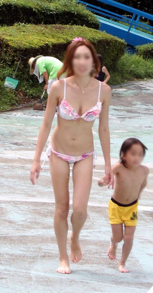 若い子連れのお母さんがプールやビーチで胸チラしちゃうエロ画像 35枚 No.6