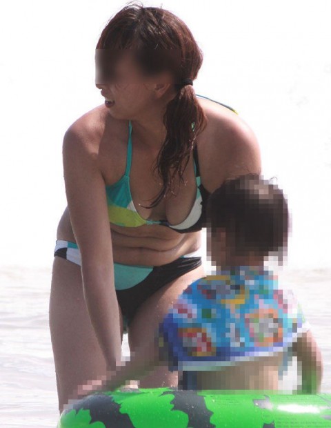 若い子連れのお母さんがプールやビーチで胸チラしちゃうエロ画像 35枚 No.12