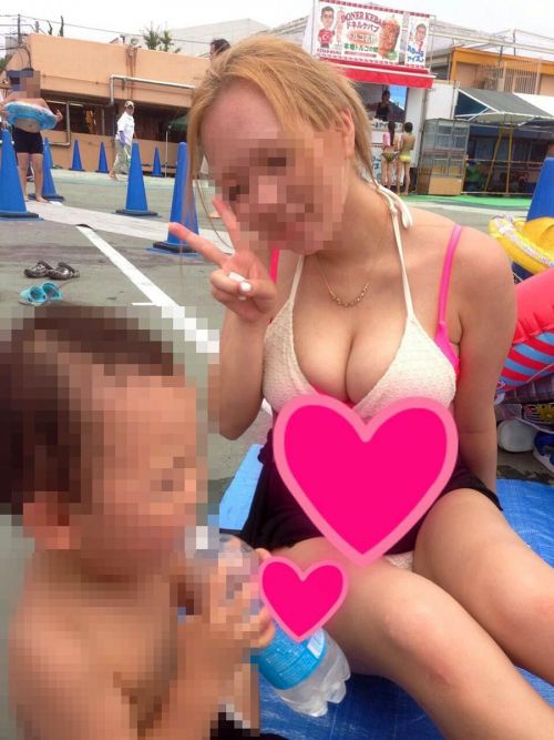 若い子連れのお母さんがプールやビーチで胸チラしちゃうエロ画像 35枚 No.16