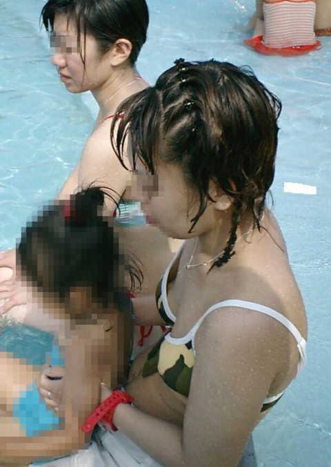 若い子連れのお母さんがプールやビーチで胸チラしちゃうエロ画像 35枚 No.34