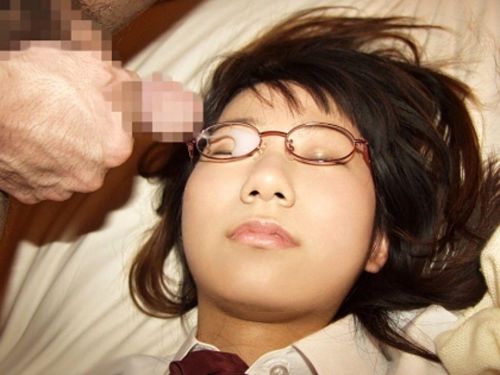 【画像】眼鏡っ娘の眼鏡にザーメンぶっかける顔射がエロ過ぎるwww 34枚 No.13