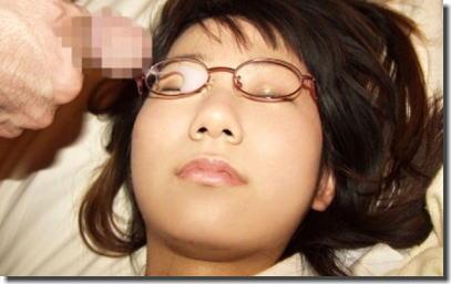 【画像】眼鏡っ娘の眼鏡にザーメンぶっかける顔射がエロ過ぎるwww 34枚 No.29