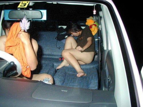 カーセックスで揺れまくる車内のカップルを激写盗撮したエロ画像 37枚 No.12