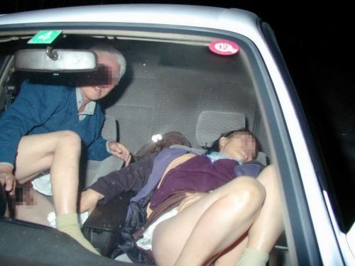 カーセックスで揺れまくる車内のカップルを激写盗撮したエロ画像 37枚 No.26