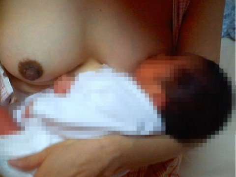 【画像】赤ちゃんがお母さんからおっぱいもらう授乳プレイエロ過ぎwww 45枚 No.40