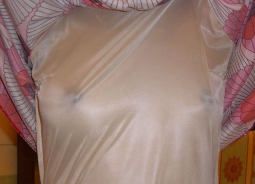 貧乳女子の乳首や乳輪が服の上から透けちゃう乳首ポッチエロ画像 34枚 No.25