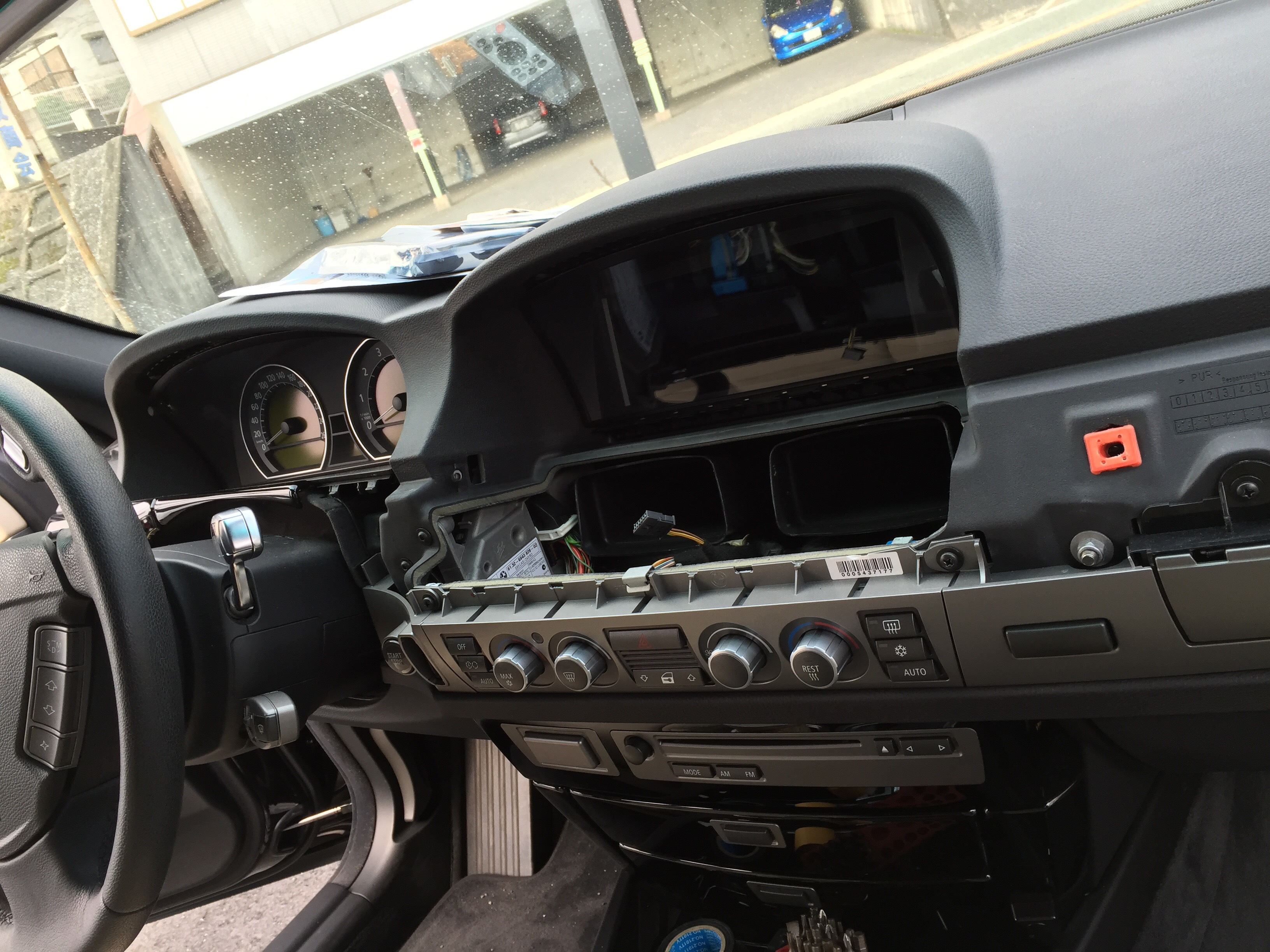 BMW E65にInterfaceの取付。 - 車中のブログ