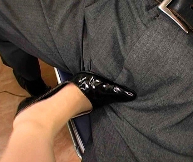 ドエスな痴女秘書がM男のサラリーマンにハイヒールで靴コキ責めの脚フェチDVD画像4