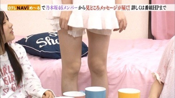 乃木坂のパジャマ姿で女子会の生脚画像2