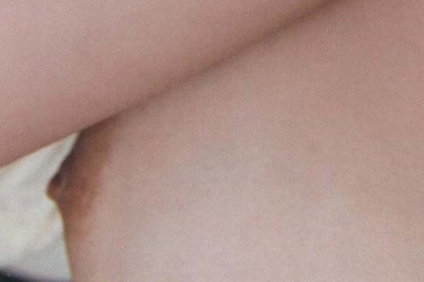 日南響子のチラ乳首おっぱいセミヌード画像3