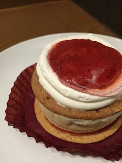 スターバックスコーヒージャパン ストロベリー&クッキーチーズケーキ