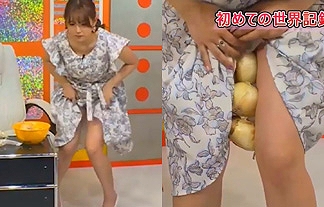 【パンチ

ラ】篠崎愛がスカートがマンコで「ピンポンショー」？白いパンツみえてるって