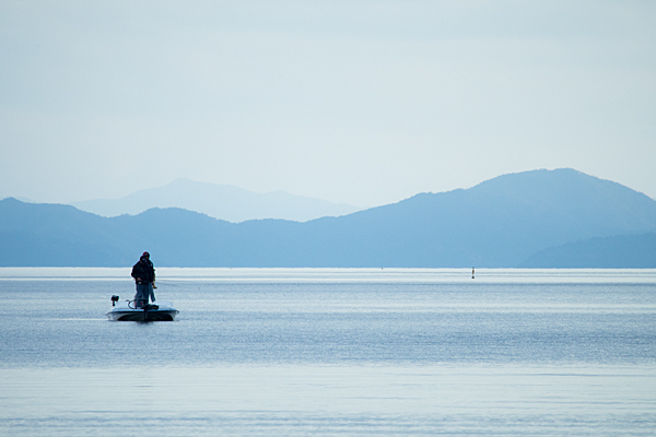 琵琶湖と釣り人